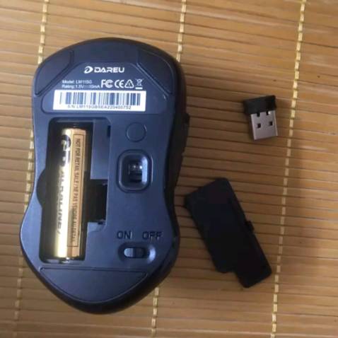 Chuột oke nha moi người nút ấn nhận chuột cầm đầm tay không kiểu nhẹ nhẹ rẻ tiền đâu,hoàn thiện rất tốt nha,có tặng kèm cả pin nữa 10đ nha,rcm mn mua