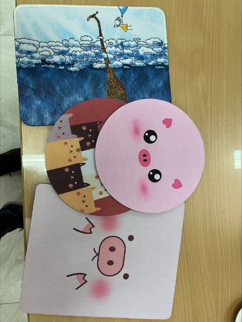 Giao không đúng mặt hàng, không có lót chuột hình cá sấu