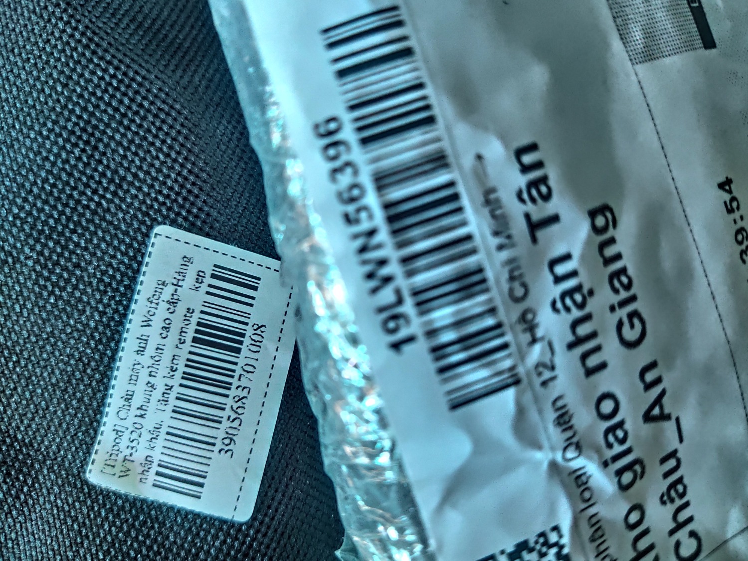 Mới nhận hàng lức 12 giờ 40, hàng [Tripod] Chân máy ảnh Weifeng WT-3520 khung nhôm cao cấp-Hàng nhập khẩu. Tặng kèm remote + kẹp điện thoại nhưng trong bìa không có remove và kẹp điện thoại, không hài lòng, đề nghị Tiki đổi lại cái khác, ngoài bì có dán tem tặng remove và kẹp. Trong bao có cái nắp đen không biết làm gì?