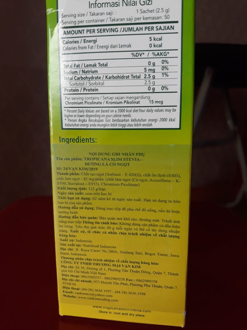 Trước khi mua mình khuyên bạn nên xem kỹ thành phần (hình kèm trong review), trong này có Sucralose hoàn toàn không thích hợp cho người ăn kiêng/keto do có khả năng kích thích insulin (thường hay kèm theo chất Maltodextrin có GI siêu cao) có thể hủy hoại lợi khuẩn đường ruột. Một bịch trong hộp (50 bịch) có 5kcal. Sản phẩm không phải là Stevia nguyên chất (làm ngọt với Sucralose). Nếu bạn muốn dùng Stevia xịn nên mua dạng chất lỏng sẽ tốt hơn.