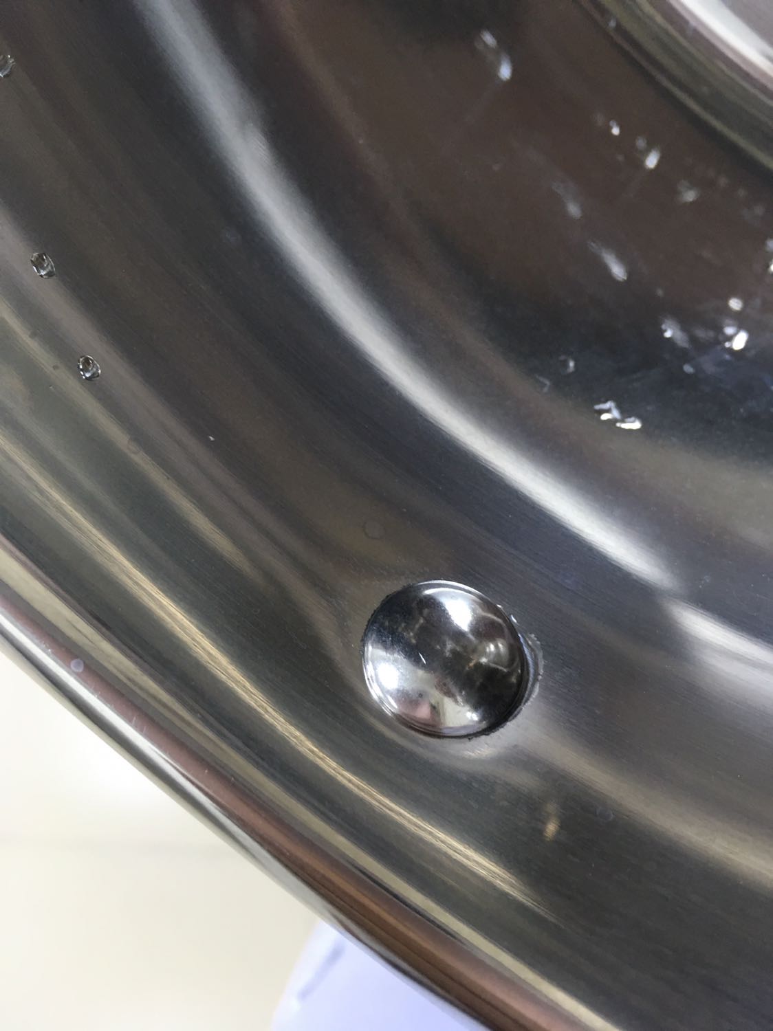 Mới nhận hàng, thấy có vệt nước khô ở nồi,  nghĩ là do *** nồi nên vậy. Rửa qua nước thì thấy ở các ốc nối có các vệt mỡ khô. Nồi bị xước ở vị trí đo mực nước. Đáy nồi có vệt đen do đun nấu
Rất không hài lòng về sản phẩm của tiki, bán hàng đã qua sử dụng cho khách hàng, đã yêu cầu đổi trả, hi họng tiki có trách nhiệm hơn trong sản phẩm trước khi tới tay khách hàng