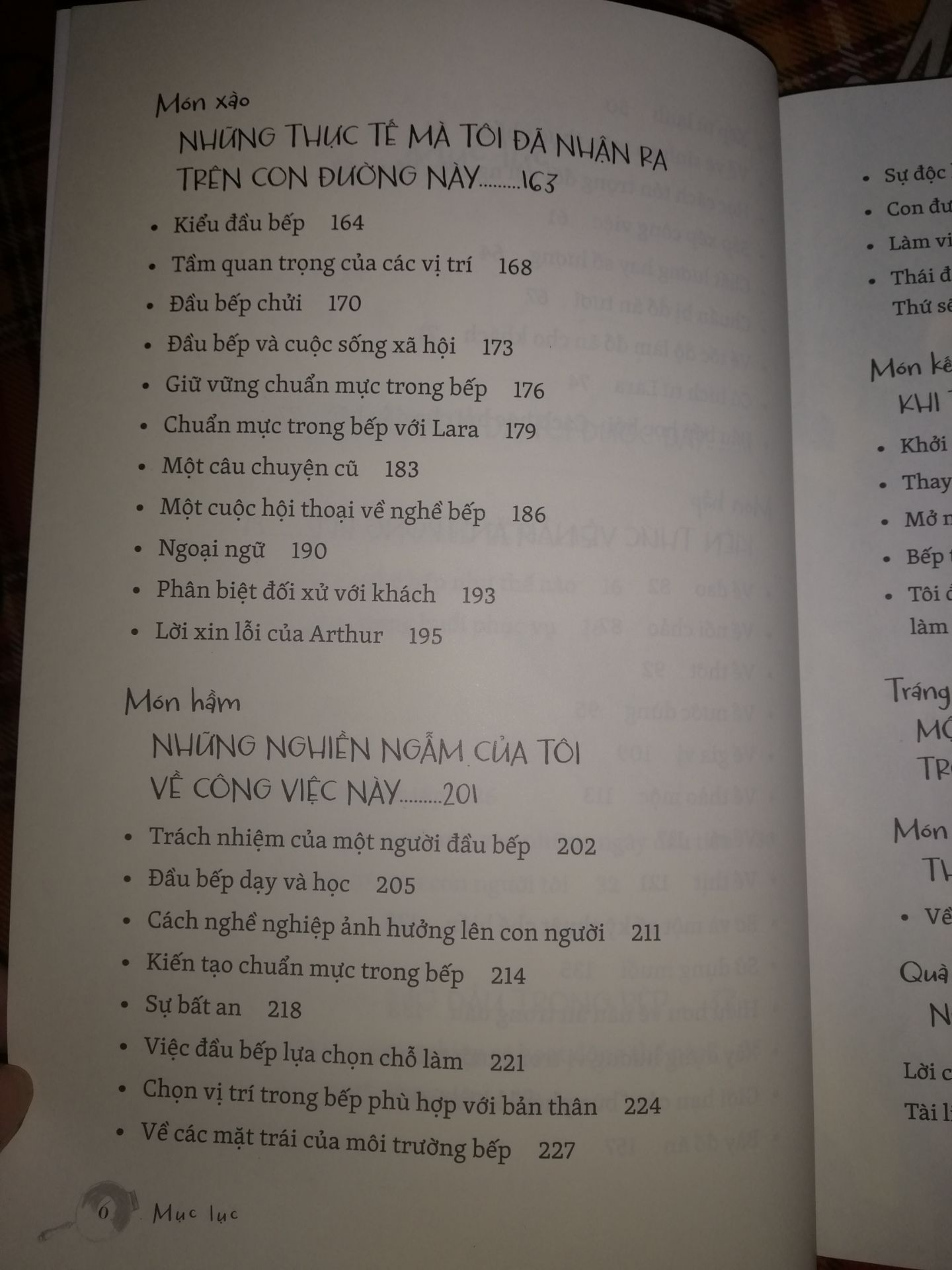 Là những câu chuyện về nghê bếp của Chef Bếp Đơn, song mình thấy không hấp dẫn lắm. Thích nhất là chương cung cấp kiến thức ẩm thực bổ ích