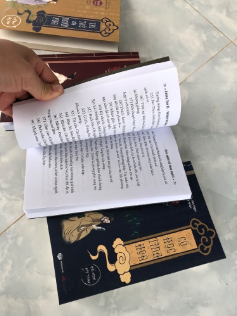 Combo 4 cuốn 2 cuốn chất lượng giấy vàng tốt, 2 cuốn chất lượng giấy trắng lạ lắm, 2 cuốn giấy trắng kém chất lượng, có vẻ 2 cuốn trắng lạ lắm Combo 4 cuốn 2 cuốn chất lượng giấy vàng tốt, 2 cuốn chất lượng giấy trắng lạ lắm, 2 cuốn giấy trắng kém chất lượng, có vẻ 2 cuốn trắng lạ lắm