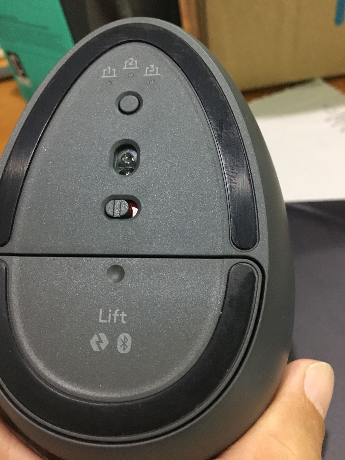 Chuột mới mua nhưng phần đế với nhiều vệt sờn xướt cho thấy có dấu hiệu sản phẩm đã qua sử dụng. Đề nghị nhà bán check lại hình ảnh tôi gửi kèm và phản hồi cho tôi.