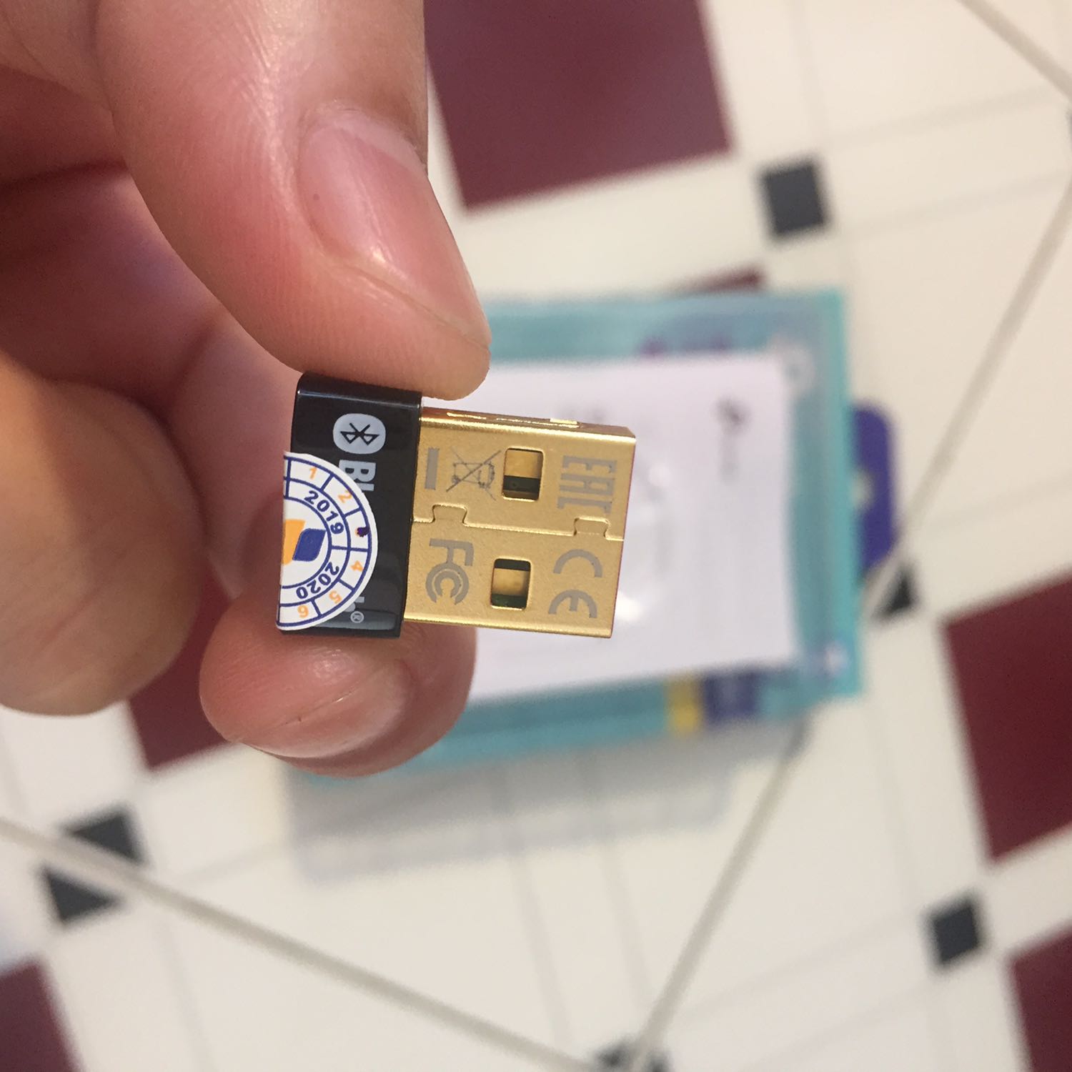 Cắm là lên ngay. Kết nối với tai nghe bluetooth ok. Âm thanh nghe rõ. Không bị chập hờn hay mất tiếng.
Giao nhanh 3h.
Hàng chính hãng, bao bì gọn đẹp. Một em usb nhỏ nhắn xinh xinh. Cắm vào khít rịt không lỏng lẻo.