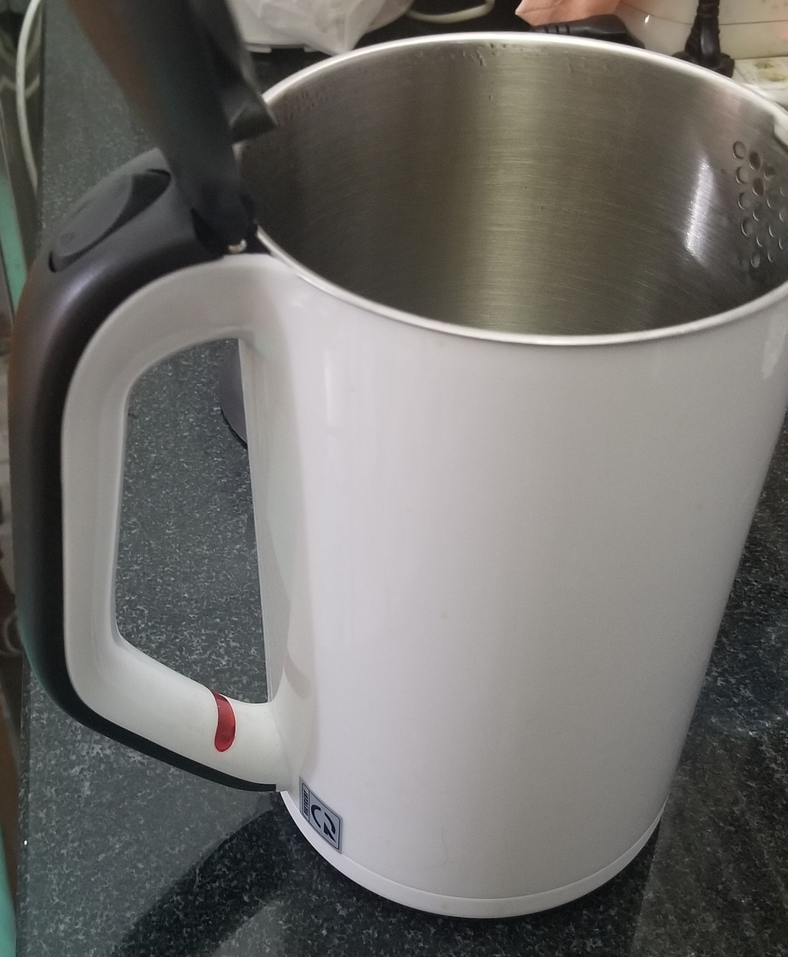 Mỗi lần nấu là phải đi rửa bình vì đáy bình ra teng, đóng bợn, lấy tay quệt thử thì phần tay dính bợn mịn; nếu để vài lần thì khi rửa đáy bị đục nước, uống hơi sợ. Nguồn nước em lấy từ vòi nước thủy cục trực tiếp, cả nước suối LaVie, Aquafina đều bị.