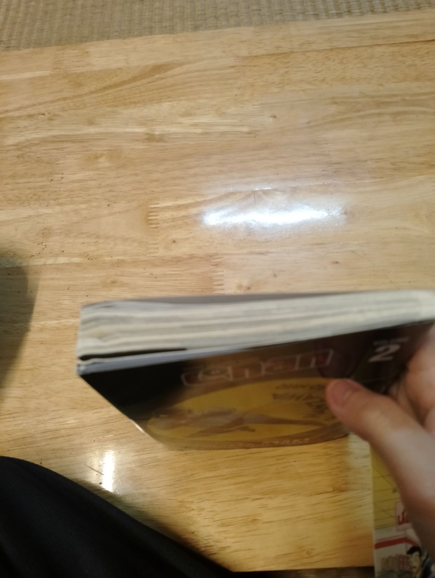 Có card, đẹp nhưng không được bọc kĩ nên gây đến việc bị xước với cong truyện