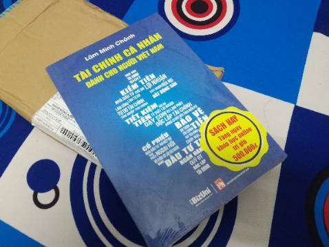 Sách có bìa giấy dày, có lớp bọc chống thấm mồ hôi, được in màu,chữ đẹp và rõ...Rất ưng mở ra lấy sách ra, lên ghế pha ly ca fe đọc liền.