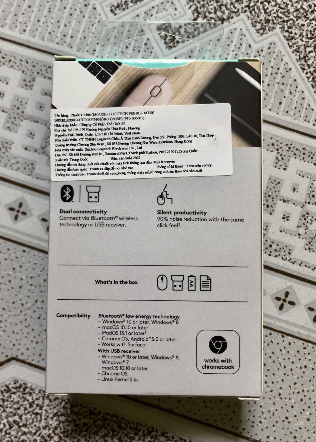 Chuột đẹp (nhưng dễ dơ), cầm lâu không mỏi tay; thân chắc chắn, bấm bên trái phải đều chắc tay. Click chuột gần như ko tiếng động, kết nối Bluetooth hoặc qua cổng cắm với laptop đều dễ, nhanh. Đèn xanh lá là kết nối cổng cắm, nhấn nút đổi qua màu xanh dương là chuyển sang kết nối Bluetooth. Mới xài mấy ngày nhưng thấy hài lòng, chưa gặp trục trặc gì. Đóng gói cẩn thận, giao hàng nhanh