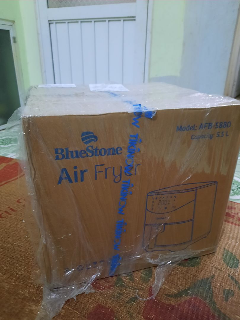 Sau khoảng hai tuần sử dụng nồi chiên không dầu thì mình cảm thấy vô cùng ưng ý. 
Mọi người thường bảo lần đầu mua về thì bị mùi nhựa nhưng mình rửa qua và thử chiên nem chua rán luôn thì không hề thấy mùi gì cả, rất giòn và ngon.
Lòng nồi chiên to, có thể chiên được khối lượng lên đến 2kg, như trên ảnh là nhà mình chiên cả con ngan khoảng gần 2kg. Mình có thử chiên cá, thịt ba chỉ thì đều rất ngon, thịt mềm, mọng nước, không bị khô và giảm được lượng mỡ rất lớn nên không bị ngấy như chiên ngập dầu.
Tháo lắp để vệ sinh cũng dễ dàng, khi nấu không bị tiếng quá to. Nhà mình 5 người cảm thấy dùng nồi dung tích 5,5l này thoải mái, mọi người có thể cân nhắc lựa chọn.
Một điểm mình cảm thấy không thích lắm đó là các chế độ cài nấu sẵn không như mong đợi. Hôm mình thử chiên cá và dùng chế độ cài sẵn thì không chín và mình phải tự set nhiệt lại. Và, nếu chiên nhiều thì phải lật mặt, set nhiệt nhiều lần nên khá tốn thời gian
Tuy nhiên, mình thấy nhìn chung nồi chiên không dầu Bluestone tốt trong tầm giá. Mọi người nên mua để tiết kiệm công sức dành cho việc chiên rán và an toàn cho sức khỏe.