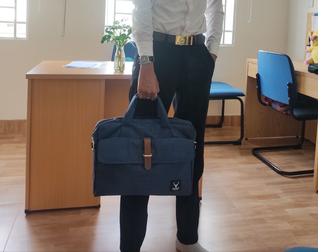 Cặp cũng bình thường không có gì đặt biệt , from cặp hơi nhăn . Không may vuông vức , lớp mút đệm bên trong khá mỏng . Điểm nổi bật được 3 ngăn chính , 4 ngăn phụ . Màu sắc đẹp nhưng đường chỉ may và gia công khá tệ , bị lỗi đường may như trên ảnh mình chụp , chưa thực sự xứng đáng với số tiền bỏ ra . Nói chung cho 4* vì sự cố gắng của nhà sản xuất , nhưng chân thành thì khuyên anh em làm văn phòng hay đi gặp đối tác mang cái cặp này đựng tài liệu để gặp khách hàng thì nên chọn sản phẩm khác ?