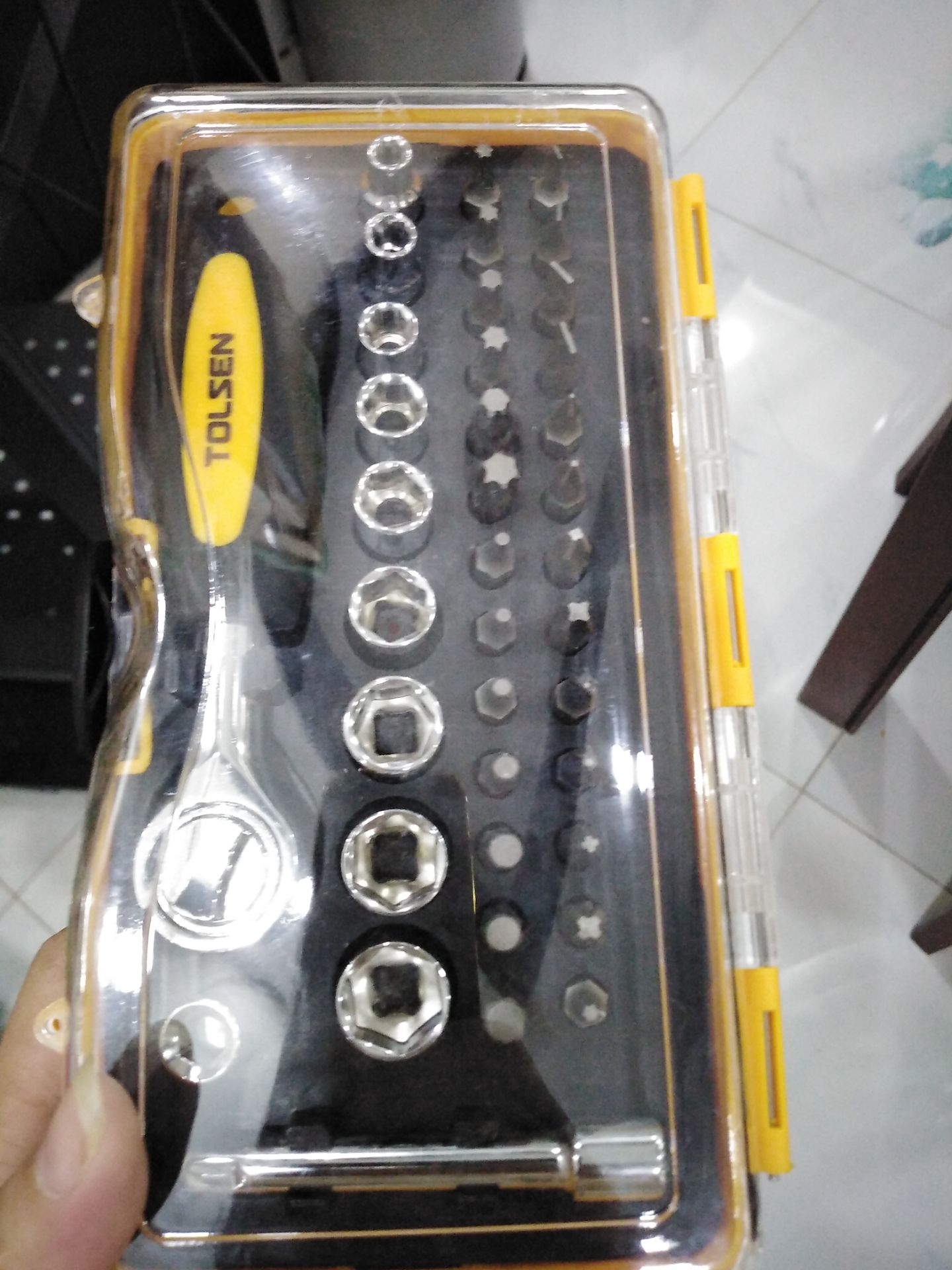 Khó xài, vặn ốc được, mà mở ốc không được, bó tay.