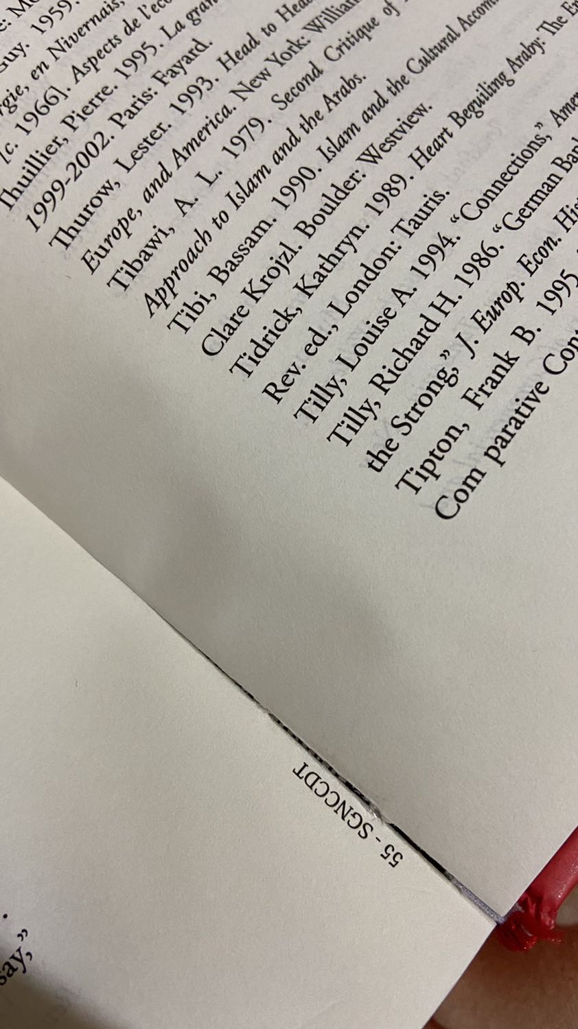 SÁCH THỰC SỰ HAY ĐÁNG ĐỌC ĐÁNG HỌC  NHƯNG KHÔNG XUẤT SẮC như giải sách hay trao. Sách hay theo mình cảm nhận thì phải hay về nội dung lẫn hình thức, sách không phải chỉ để đọc mà còn thuận tiện cho việc lưu giữ, bảo quản và chuyển tiếp giữa người với người, giữa thế hệ này sang thế hệ khác...

Quyển sách có giá trị cao về nghiên cứu kinh tế xã hội nhưng Cty Omega plus đóng bìa gáy ẩu tả, các trang chỉ khâu cực kỳ dễ rơi rời từng trang ra, kéo dán gia công các trang không kỹ làm mình phải mua keo sữa dán lại các trang sách. Sách nặng nên khi cầm lâu trên tay cảm nhận được lực và sức nặng quá tải của gáy sách ọp ẹp phải chịu. Kèm theo là bìa rời nên khi đọc sách nặng dễ trơn tuột, ai có mồ hôi tay lại càng cảm thấy khó chịu. Quyển sách trước mua của tiki bị long bìa gáy, các trang liên kết lỏng lẻo, đứt rời chỉ khâu sách sau khi đổi trả thì mình sách mới đẹp nhưng kết cấu sách vẫn không được chắc chắn an tâm khi cầm đọc.

Một công trình sách đáng để tham khảo, xem xét, đọc học kỹ càng, cân nhắc và trân trọng...Tác giả dù cách viết sách cố mang tính khách quan khoa học nhưng đâu đó vẫn mang tính lạc hậu tư duy, thiên kiến cổ điển và đôi chỗ mang tính tưởng tượng huyễn hoặc bản thân vì có những thứ vượt quá tầm hiểu biết và nhận thức của chính tác giả. Các bạn có thể đọc chú thích của dịch giả trong sách và đối chiếu với các thông tin hiện nay sẽ thấy rõ. Có thể do hoàn cảnh lịch sử, công nghệ thông tin nghiên cứu thời tác giả đang sống không phát triển như bây giờ.

Phần nội dung bản dịch: Dịch giả nhiều chỗ dịch theo đoạn theo dòng mà không tổng hợp thông tin lại theo ý nghĩa thực sự của từng trang sách và chương sách nên người đọc cảm thấy lệch lạc, trúc trắc khó hiểu, kiểu câu nói từng đoạn từng dòng không liên quan. Câu chuyện đang hay thì như đi sai hướng làm người đọc như người đi đường nhưng cảm thấy không hiểu là mình đang đi đâu... tính liên kết các câu trong sách đôi khi bị xô đẩy lệch lạc.