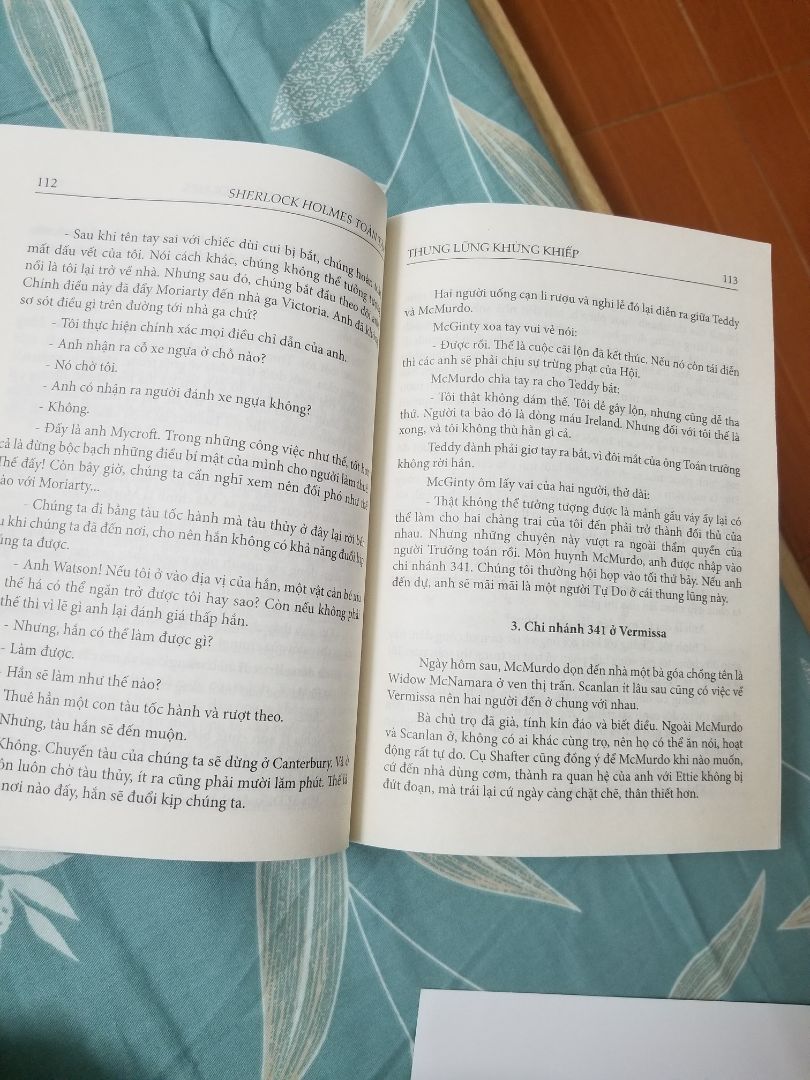 Đang đọc đến tập 2 và cảm thấy thất vọng khi mua phải sách bị nhà sản xuất in lỗi: bị in thiếu, nhảy đoạn. Mặc dù là 2 trang liên tiếp (112,113) ; (128,129) nhưng bị nhảy sang phần truyện khác không liên quan. Đọc vô cùng ức chế