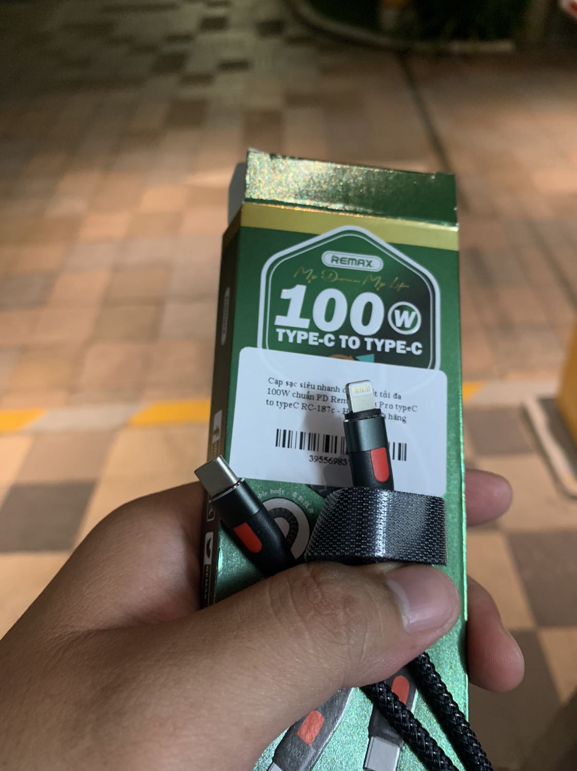 Đặt giao nhanh trong ngày và shop giao sai sản phẩm (C to Lightning), khi có yêu cầu đổi lại và giao trong sáng hôm sau thì shop báo hết hàng chờ ngoài HN chuyển vào nên không thực hiện được, việc này đồng nghĩa shop biết sai nhưng vẫn giao làm ảnh hưởng trải nghiệm và mất thời gian của khách hàng. Nên xem xét trước khi mua, mình đã phải chạy đi mua ngoài để có cái dùng và báo trả hàng hòn tiền