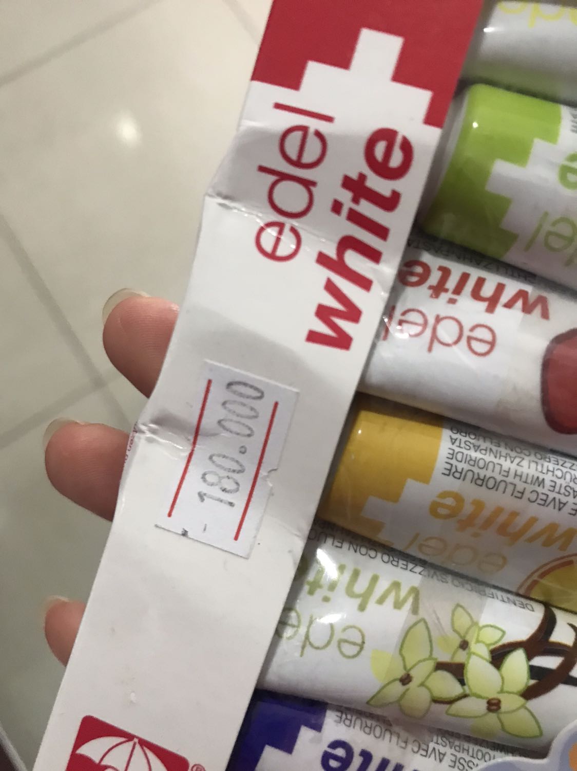 Nhận hàng thì hộp móp méo, ko thể dùng làm quà tặng ai được vì hộp quá móp méo. Chưa kể trên hộp còn đang ghi rõ giá chỉ có 180k thôi, Tiki bán hơn 200k, là sao vậy.
Quá thất vọng về món hàng và giá tiền luôn nha mọi người. 
Cảm giác như bị *** mà ko biết bởi Tiki hay nhà bán.
Đề nghị Tiki giải thích thêm cho khách hàng trường hợp này.