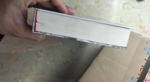 sách này chắc đọc nhiều rồi hay sao, sách hơi dơ