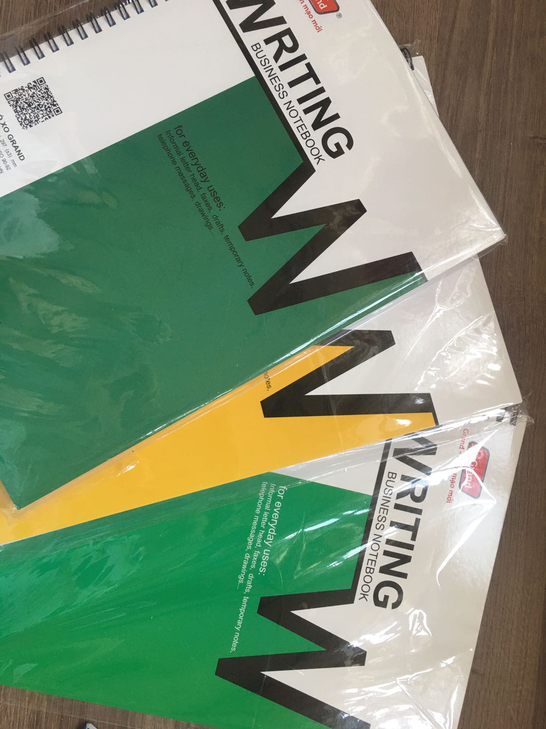 Giao đúng tgian dự kiến, sổ rất ok, giấy viết không bị lem, dày