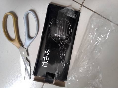 Kéo giả, nhái, lỏng lẻo không dùng được.
Gửi trả hàng TIKI thì không được, không biết tại sao.