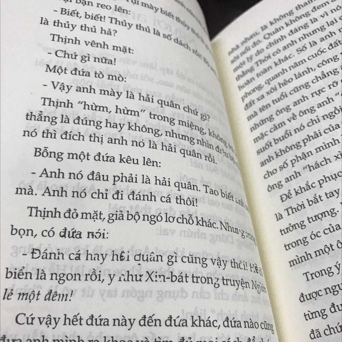 Sách giao khá nhanh nhưng sách có vẻ cũ. Bìa sách bị rách nhẹ, có dấu kẻ ngay bìa, lỗi chữ ngay những trang đầu. Biết là sách sale nhưng mà nhận sách mà thấy bên ngoài có những lỗi như thế này nên mình cũng hơi buồn