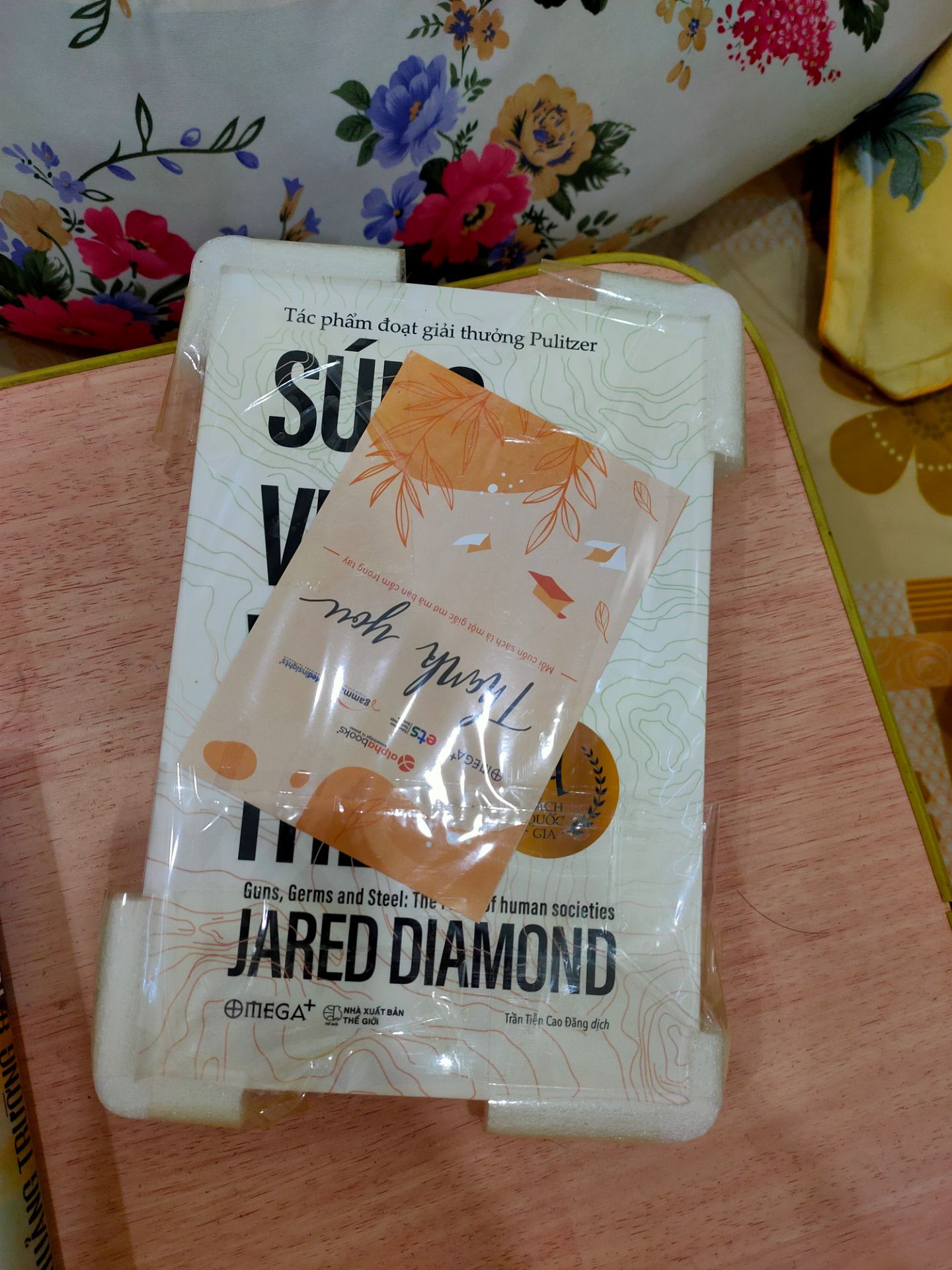 Sách giao sớm 2 ngày, được bảo cẩn thận, không móp méo gì. Một trong quyển sách lịch sử đáng giá dành cho những ai yêu thích Sử, bên cạnh Sapiens . Sẽ ủng hộ shop trong tương lai