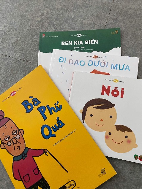 Câu chuyện nhẹ nhàng, đến mình là người lớn đọc cảm tủm tỉm cười vì dễ thương ngây thơ quá. Sách rất hay, bé nhím nhà mình rất thích mẹ đọc cho nghe