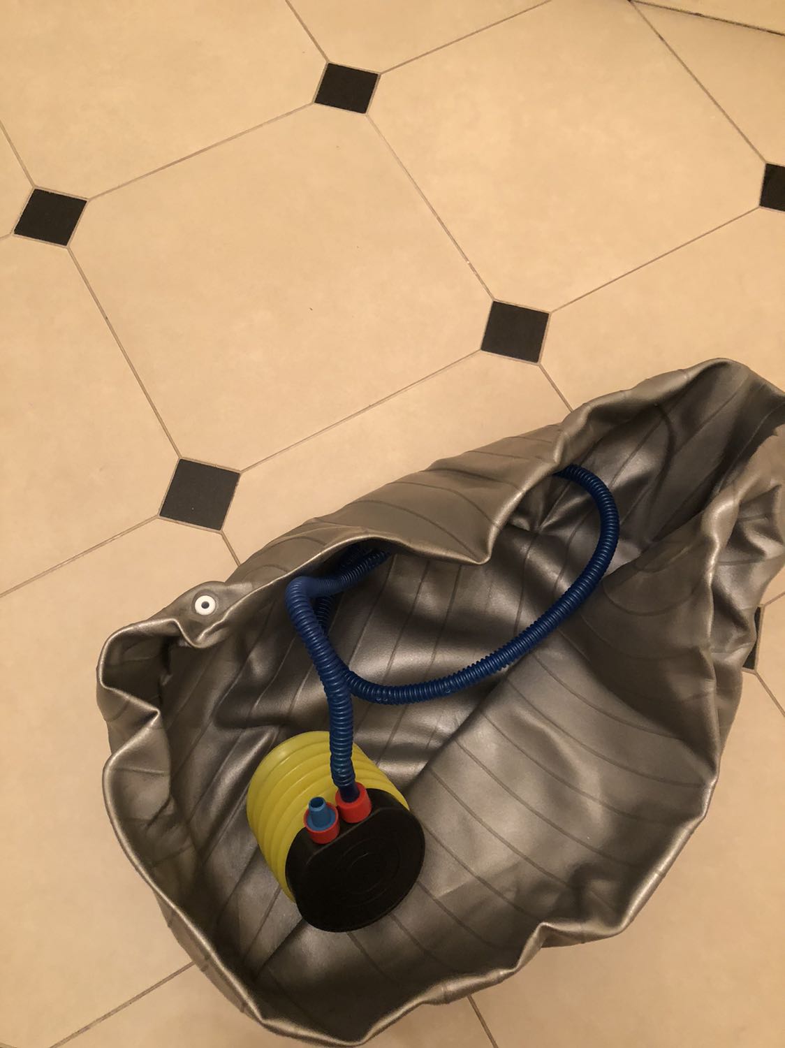 Bóng không có lỗ để bơm khí vào, kim bơm to hơn nên cũng không bơm được, chất lượng nhựa kém , bóng mua 2 quả không dùng đc Bóng không có lỗ để bơm khí vào, kim bơm to hơn nên cũng không bơm được, chất lượng nhựa kém , bóng mua 2 quả không dùng đc