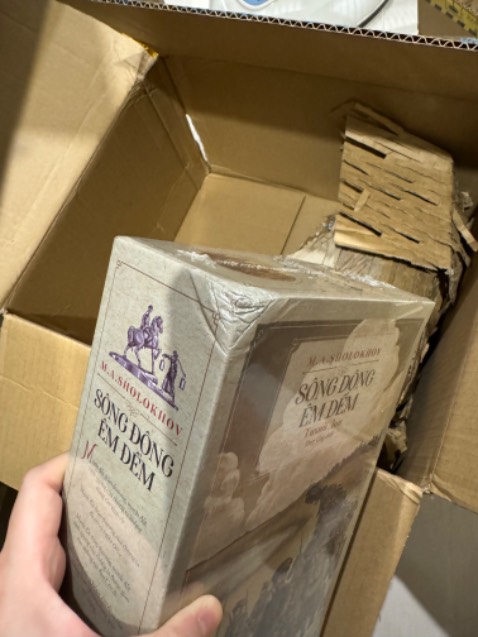 Mình mua bộ Sông đông sale ngày 3.3 cùng bộ Nhà thờ đức bà và Bá tước monte. Nhưng bộ Sông đông bị cấn móp thế này???? May 2 bộ kia ko sao. Bìa cứng mà bị móp vậy thì có ý nghĩa gì nữa đâu, hỏng gết rồi. Yêu cầu Tiki đổi hàng cho mình