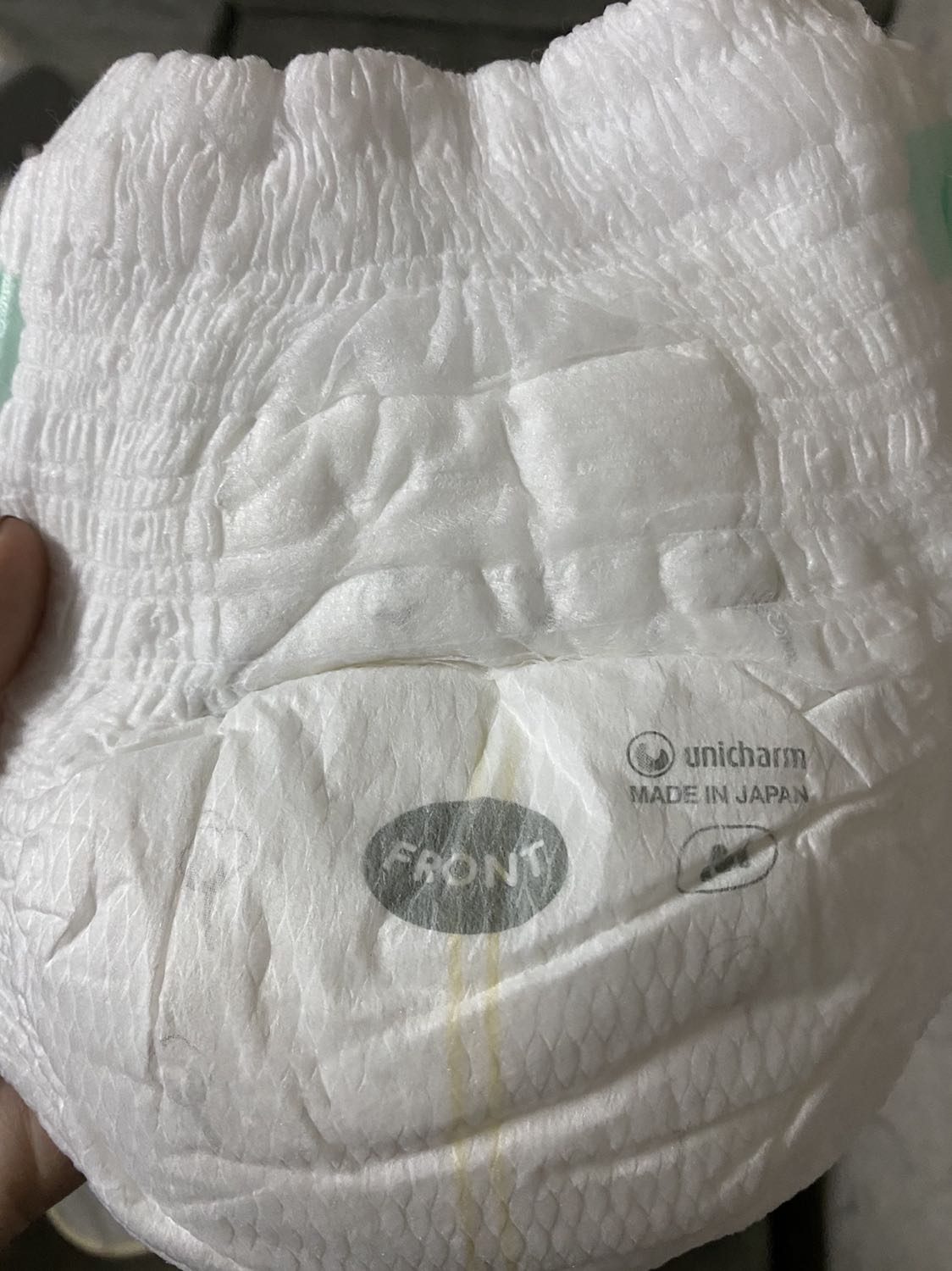 Đây là sp của shop, trc h con mình cũng có xài qua dòng này bthg ạ, nhưng khi mua của shop và cho con mình xài thì nó bị viêm da ở mông rất nặng, rắt ngứa đến nổi ko ngủ đc, lúc này mình mới lấy ra coi thì check mã vạch ko ra???? Mình cũng k biết nguyên nhân có phải do bỉm hay là ko, nhưng con mình xài gần hết bịch bây h bị cả mông, ban đầu nó nổi ít dần nổi nặng hơn. Haiz!!!