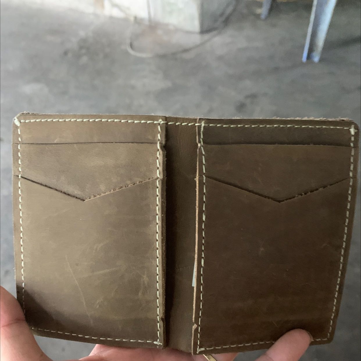 Ví này quảng cáo quá đà. Cào nhẹ vào thành vết xoa không hết được