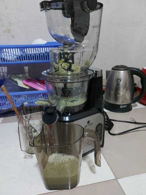 Máy ok, bã còn hơi ướt, mình ép 2 lần.
Trông máy sang, lắp cũng dễ.