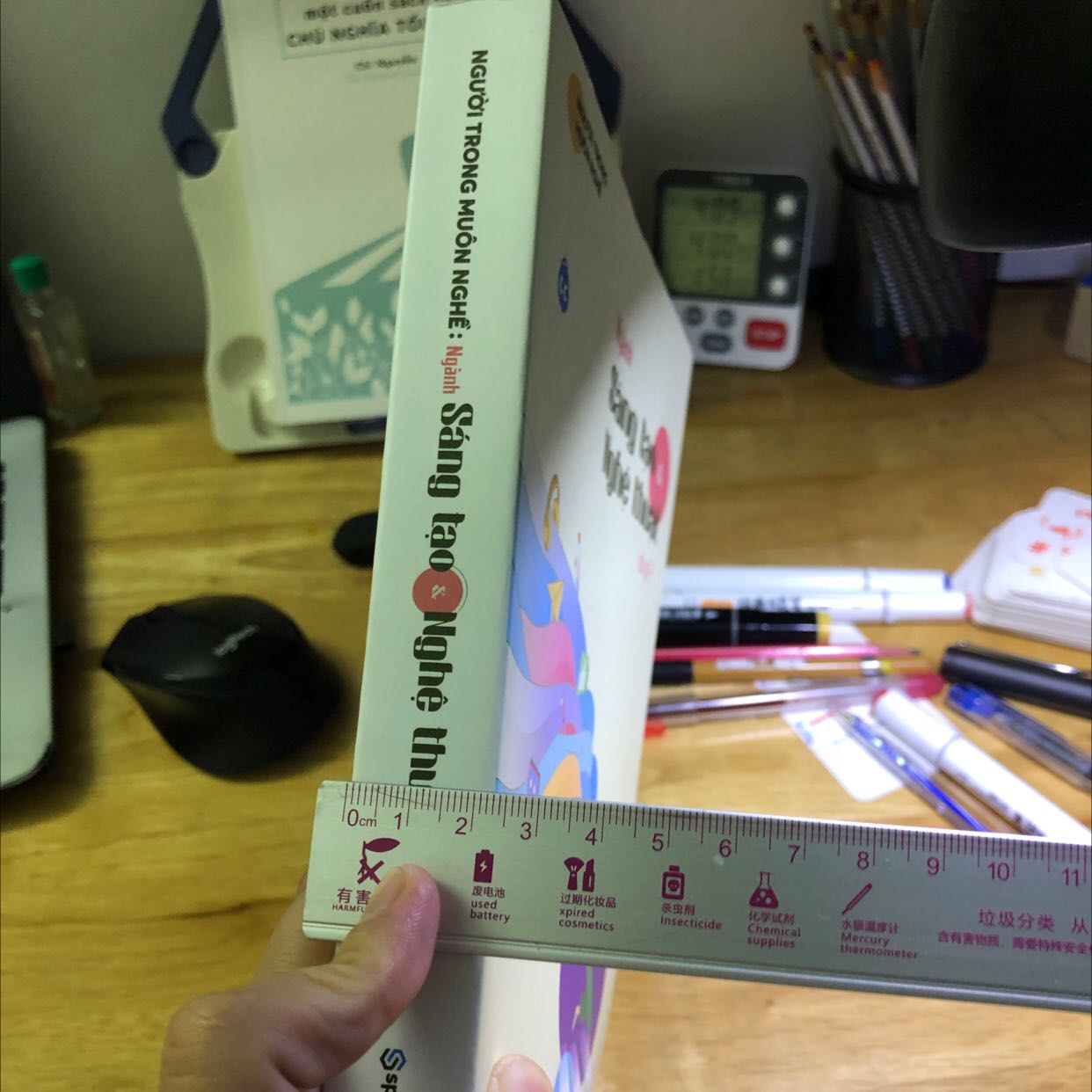 Mình chưa đọc hết nên chưa thể đánh giá nội dung của sách thế nào được.
Về hình thức thì giấy dày, mướt. Mực in đậm nét và màu sắc tươi sáng. Thiết kế layout rất ok nhé.