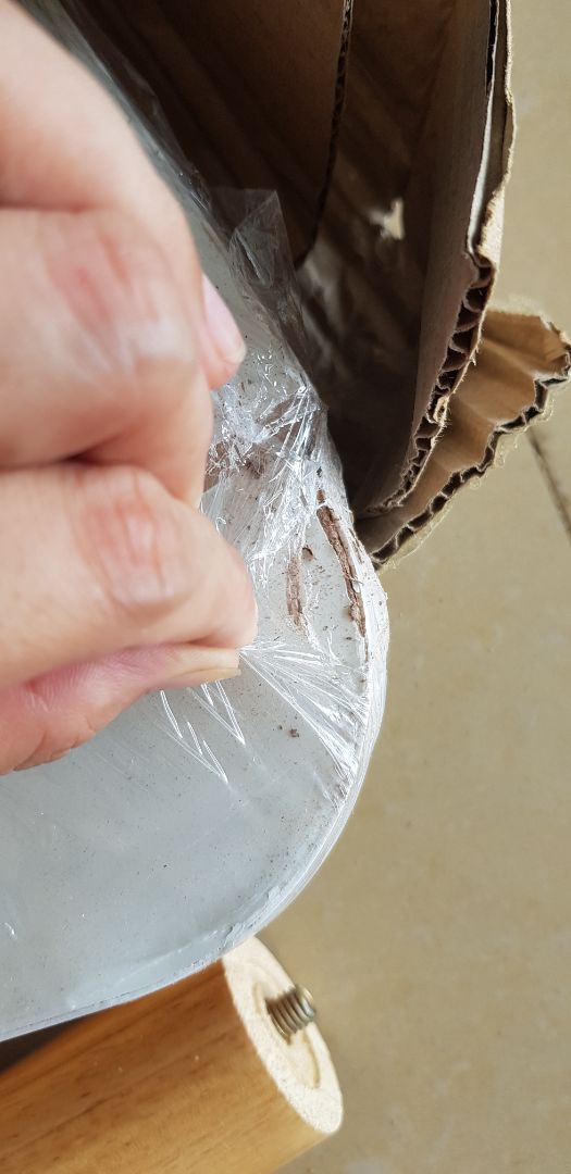 bàn trang điểm giao cho tôi bị như thế này ở mặt bàn, nên tôi đã k lấy bàn ra để lắp ráp. Sau bao lâu chờ đợi và tôi có trải nghiệm thật k tốt với ĐH, Tôi mong Tiki và nhà bán hàng đổi lại sf mới sớm giúp!