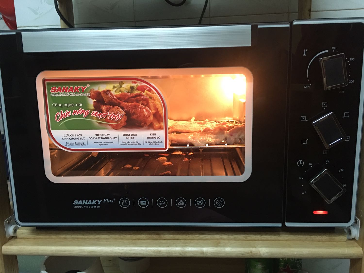 Vì lần đầu mình sử dụng nên vẫn chưa quen, nhưng nướng thịt thấy ngon, vấn đề chênh lệch nhiệt độ như mọi người nhận xét thì mình chưa rành nên chưa biết nữa, cứ nấu rồi canh thôi, độ bền thì chưa biết nhưng hình thức sản phẩm đẹp, dễ sử dụng. Về giá cả thì so ra tiki giá mềm hơn so với các nhà cung cấp khác.