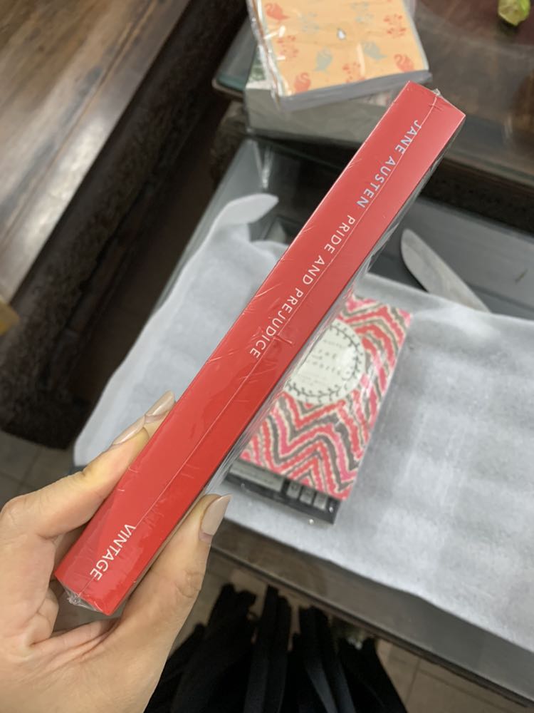 Sách gáy đỏ rất yêu. Cầm nhẹ tau, giấy đọc k bị mỏi mắt khi đọc lâu