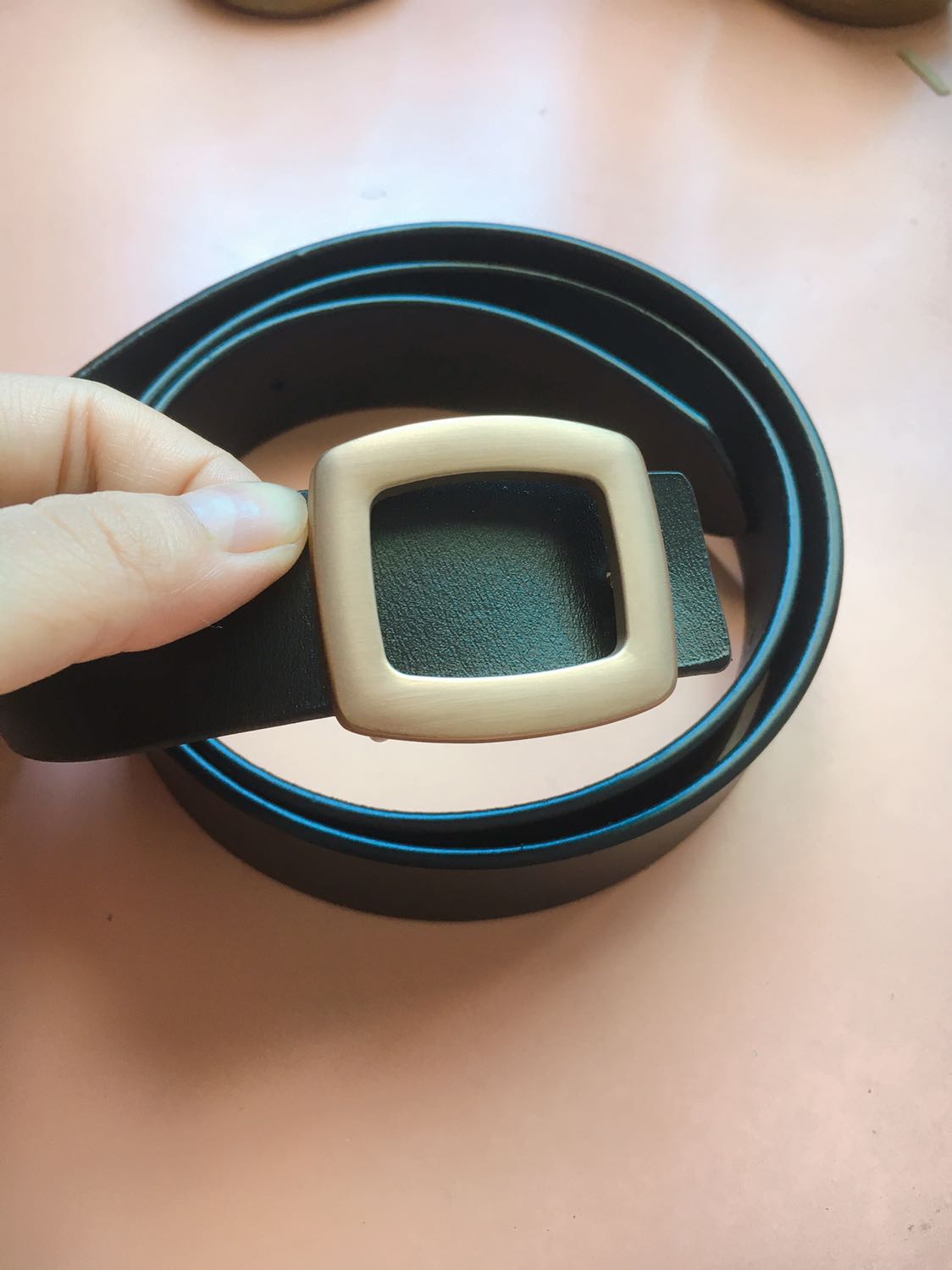 Giao hàng nhanh. Đáng lẽ thứ 6 mới đến mà bữa nay giao tới luôn 😄.
Về dây nịt thì chất da hơi bị thích, mềm, đeo vào đẹp lắm luôn, có kèm theo đồ đục lỗ. Đối với ai thích thắt lưng bản to ~3 cm trở lên thì dây này là 1 trong những lựa chọn lý tưởng nha 👍👍👍. Còn nhận được 1 chiếc thư cảm ơn siêu dễ thương từ CEO của shop nữa chứ. ♥️
Năm sao cho sản phẩm! ⭐️⭐️⭐️⭐️⭐️