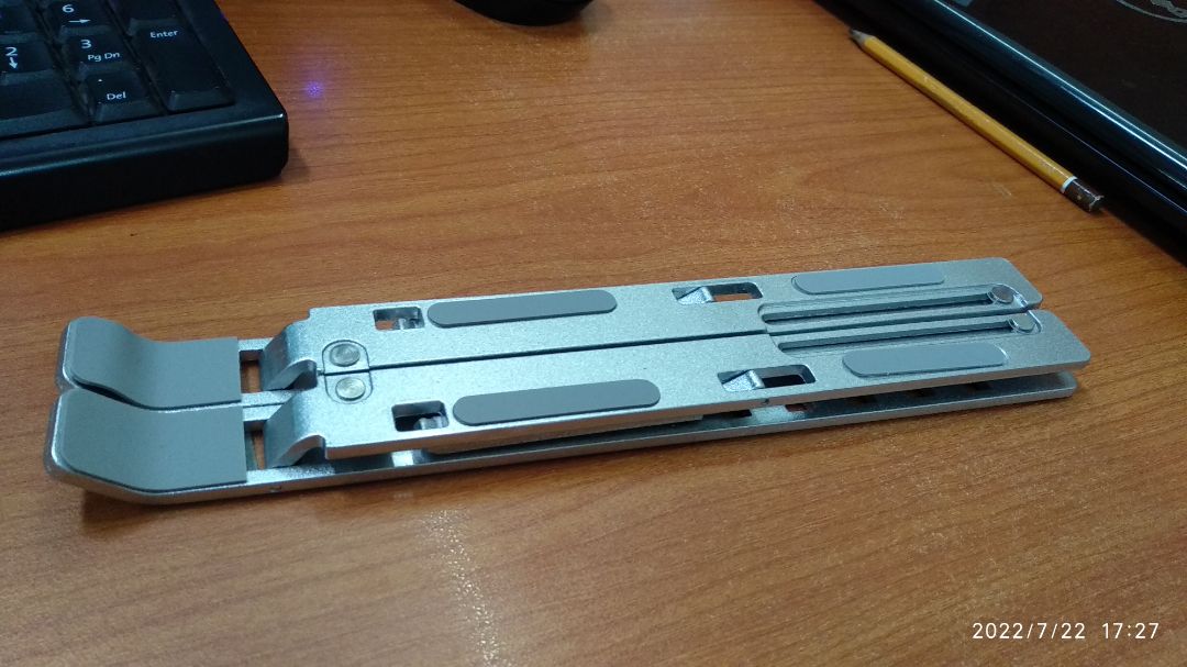 Giá đỡ tốt, có thể gấp gọn, tặng kèm cả túi đựng. Điểm tiếp xúc với máy có ca su chống trượt. Máy tính mình nặng tầm 2-3kg, 15" đỡ rất ổn nhé và đỡ nóng máy. Nên mua ạ.