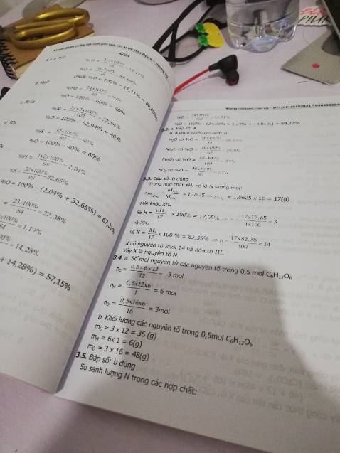 Sách nhiều lỗi nhiều bài khó hiểu giải thích rất vắn tắt. Sách bị dơ, nhưng bù lại giao hàng rất nhanh tầm 2 ngày đã có rồi. Nhưng đóng gói k cẩn thận ạ. Nhiều bài mk còn phải lên mạng xem lại cách giải =))