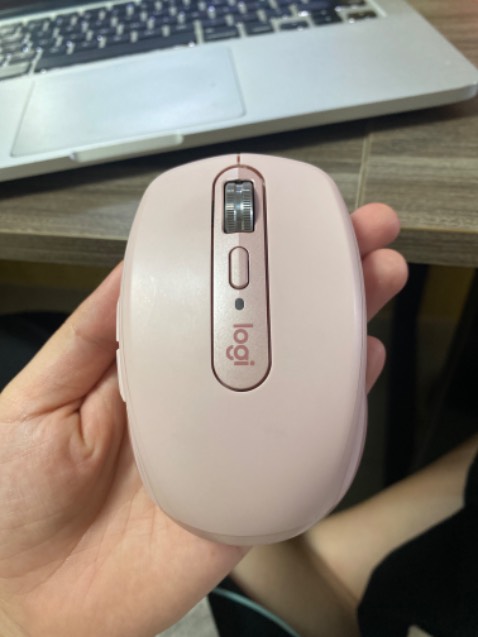 Cho sao vì cái túi đc tặng đẹp lắm nên viết review :) Con chuột đang xài thì thấy cũng mượt mà k quen lắm vs cái cuộn chuột kiểu chưa quen lắm thôi chứ thấy cũng khá đầm tay. Nhg nhìn khôn phết màu hồng ok. Hợp con gái đứa tay nhỏ như mình.