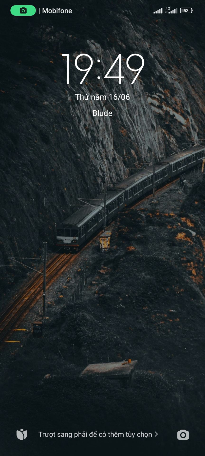 Kính nhìn đẹp thiệt, hộp phụ kiện rất là xịn xò. Mà có điều tự dán nên *** quá làm hư luôn tấm kính