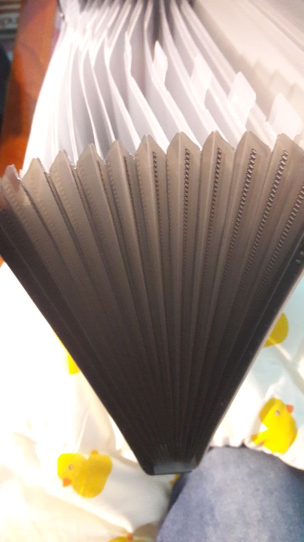 Năm nay mình học gồm nhiều kiến thức nên có nhiều tài liệu chả biết kẹp ở đâu, mấy cái bìa lá kẹp ngoài chợ bán thì quá mỏng không đựng hết được, đôi khi bị lạc mất mấy cái tài liệu buồn không kể xiết ? may mà giờ gặp được sản phẩm này của Deli, quả là một vị cứu tinh cira những con người hậu đậu hay quên như mình ? 
Sản phẩm sờ vào nhám nhám rất thích, cũng thấy rõ là chống nước như mô tả. Sản phẩm nhiều ngăn tiện dụng dành cho mấy bạn đang ôn thi đựng nhiều tài liệu của mấy môn như Toán, Văn, Anh, v.v... dễ tìm lại không sợ lạc tài liệu! Trong mô tả thì thấy là ghi đựng được 10 tờ A4 nhưng riêng mình thấy 1 ngăn của cái này có thể đựng nhiều hơn cỡ 15 tờ - 20 tờ ^^ Hiện tại mình rất thích sản phẩm này, tuy chưa dùng được lâu để có thể review độ bền (tuy nhiên bìa phân ngăn ở bên trong làm cho mình cảm giác rất chắn chắn vì là nhựa dẻo, nhưng vẫn cẩn thận ^^) cho mọi người nhưng mình sẽ đặt niềm tin vào Deli vì sản phẩm của Deli lúc nào cũng làm mình vừa lòng! Có thể sẽ mua vài cái nữa để sử dụng thời gian sắp tới. Tiki giao hàng hơi chậm, đóng gói hàng ổn. thực sự rất thích mua đồ trên Tiki luôn ❤