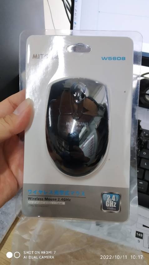 có sẵn 2 viên pin luôn, lắp vào cầm chắc tay, sử dụng tốt !