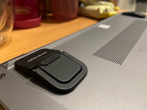 Nhỏ, gọn, dán bám dính tốt vào đế máy ! Có độ cao vừa phải khi ngồi trên bàn, dễ gõ phím ! Chắc chắn