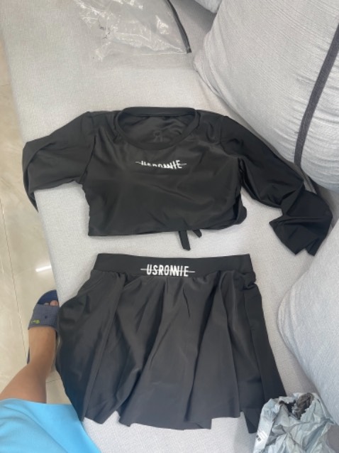 Ko đúng như mô tả theo hình, áo ngắn 20cm, mặc vừa đến chân ngực ko dài đến phần eo bụng. Rất xấu, chất liệu vải có thể đúng với giá cả, nhưng kích cỡ phải đúng như mẫu quảng cáo mới được.