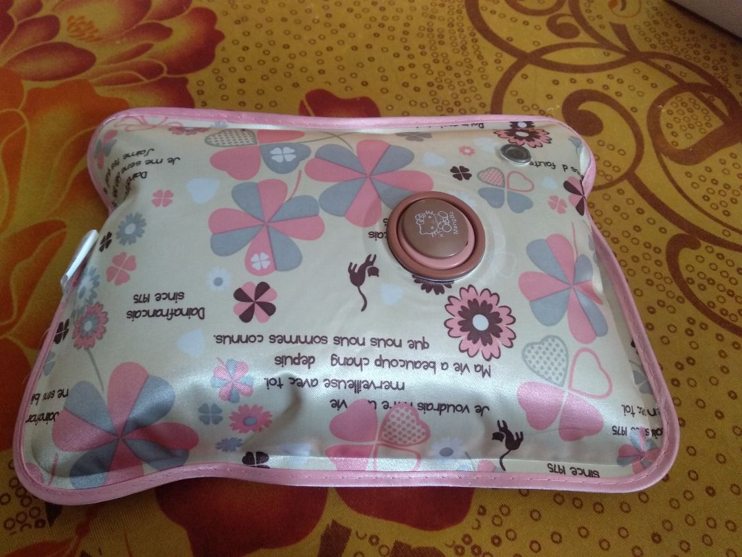 M thấy trên ảnh là túi chườm đa năng Hướng Dương. Nma lúc nhận hàng là túi chườm khác. kích cỡ cũng nhỏ hơn nhiều. Trước đây mình có mua của  Hướng Dương rồi nên m rõ kích thước. Cắm điện mùi nhựa. 20' nma ko thấy tự ngắt điện