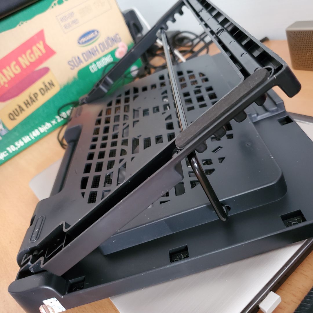 đống gói hoàn chỉnh...chỉ chất liệu thì kém tí hơi mỏng. giàn chân cũng mỏng sợ dễ vở..2 cánh  quặt chỉ bên trái chạy chậm hơn bên phải...ra giớ tạm ổn. ko xúc xắc...chận usb hơi lỏng lẻo...!!!