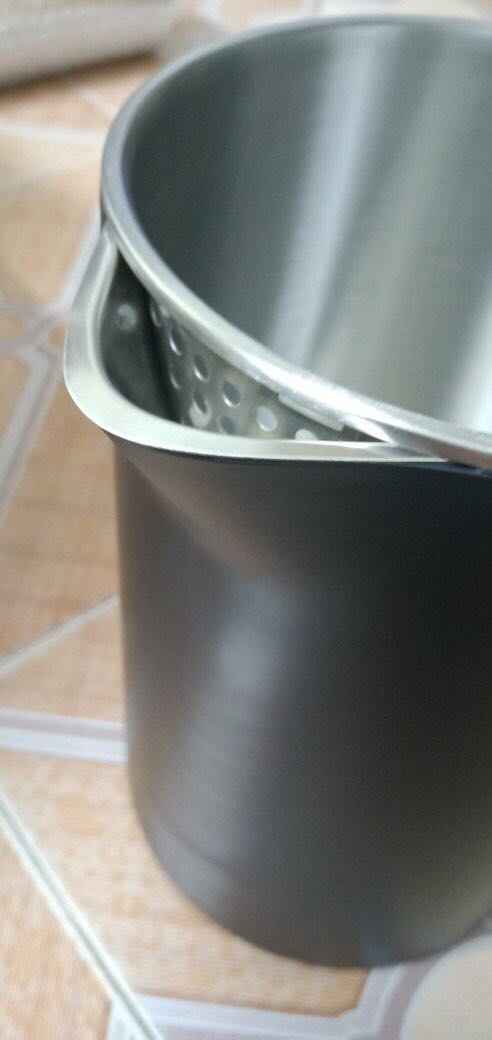 Sau 1 thời gian sử dụng thấy ấm đun nước tốt, nhanh, bền, đẹp. Hội tụ đủ combo ko có điểm chê, rất thích thiết kế phần miệng rót nước ra. Khi rót không hề bị bốc hơi ngược gây nóng tay, thành ấm chống bỏng cao, nước nhiệt độ sôi 100 độ nhưng sờ vào thành thì không thấy nóng. Tuyệt đối an toàn cho người sử dụng, xứng đáng với giá tiền bỏ ra 👍👍