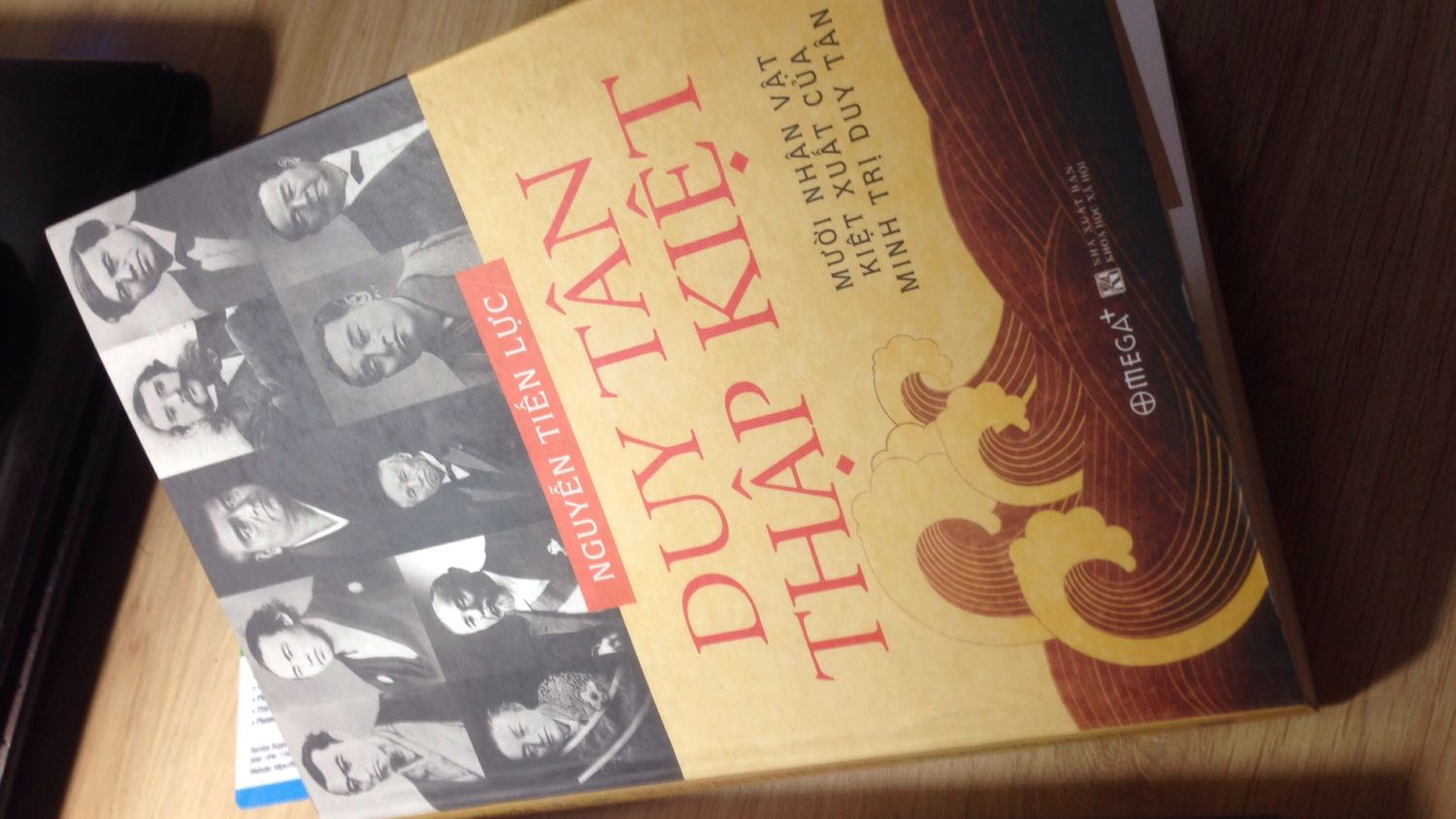 Yukichi với "khuyến học" là nhà tư tưởng khai sáng lập ra Nhật Bản hiện đại. Đó là điều tôi đã biết cho đến khi đọc xong quyển này. Nếu có thể tóm lại một câu nhờ đâu mà nước Nhật trở nên hùng mạnh duy nhất trong châu Á thì tôi thấy có 2 điều: 1- vì đây là đất nước của những samurai, không vài vài trăm đâu, ... rất rất nhiều samurai (mà tinh thần quân tử, xem thường cái chết của samurai thì bạn biết rồi đấy); 2-10 Đại Quân Tử (nhân vật kiệt xuất) trong sách này đã lựa chọn kiến tạo nước Nhật mới thông qua cuộc đời của mình, từng cuộc đời đều là những cuộc phiêu lưu hiểm hách, đáng ngưỡng mộ. Đừng bỏ qua nhé!

P/s: trong ảnh là trang tôi chụp về vĩ nghiệp của Ngài Shibusawa Eiichi - nhà khai nghiệp vĩ đại (cả đời ông chỉ dùng để khai nghiệp, ông có 500 công ty cả thảy). Nếu ông còn sống, chắc Elon cũng phải học hỏi.