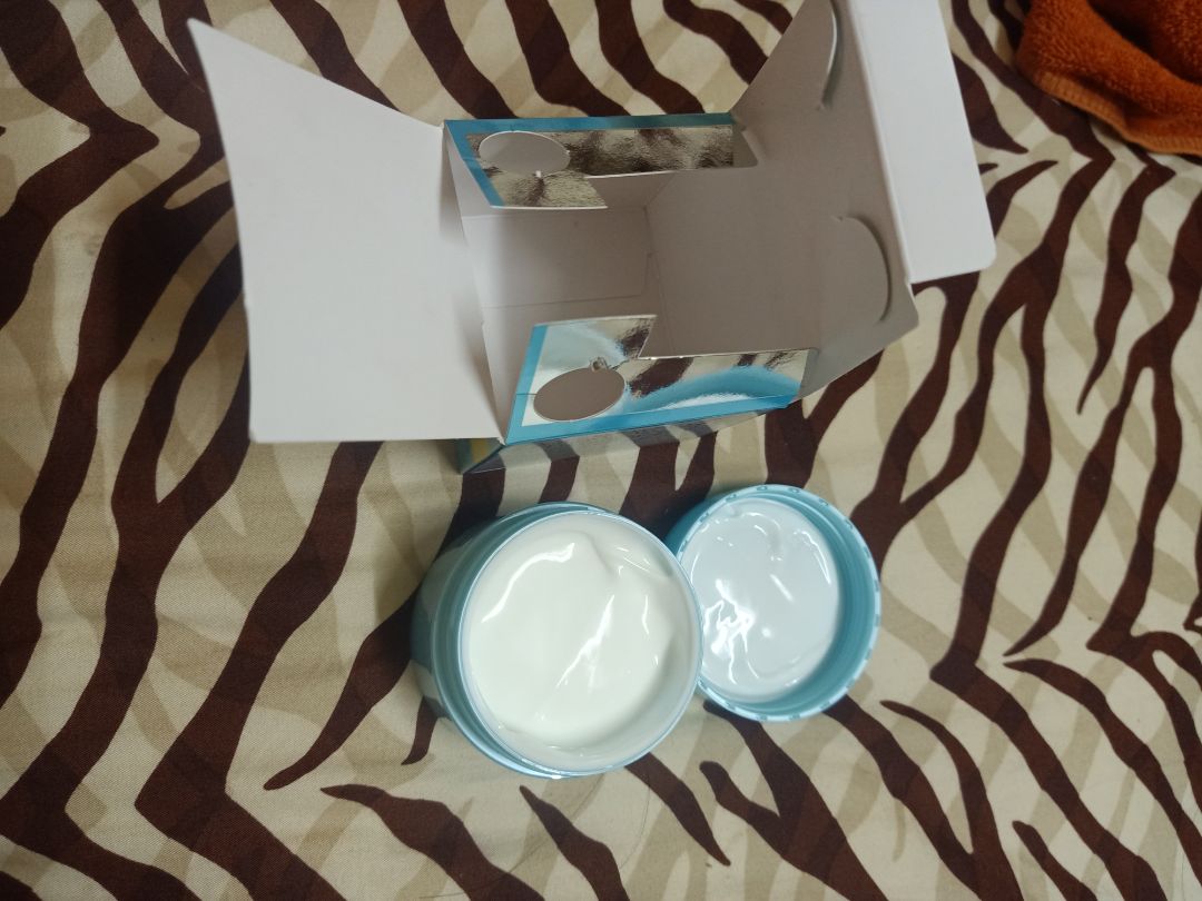 Đã nhận hàng. Shop đóng gói khá cẩn thận. Mở sp k thấy có màng bạc bọc miệng hộp hoặc nắp lót bên trong sau khi mớ nắp. Không biết hàng chuẩn k nữa.