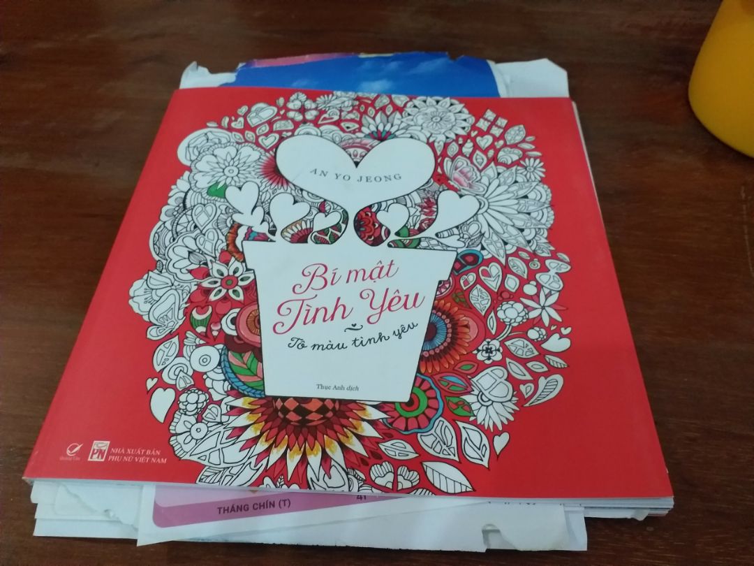 chất liệu giấy tốt, dày, trắng, mịn, tô màu rất thích. nhưng giấy 2 mặt thì tô dễ bị in, nên phảo tự lót thêm giấy